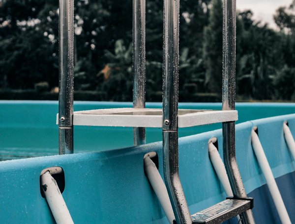 Transformez Votre Espace : Intégrer avec Style une Piscine Carrée dans votre Aménagement Paysager !